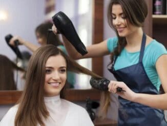 Peluquera alisando el pelo