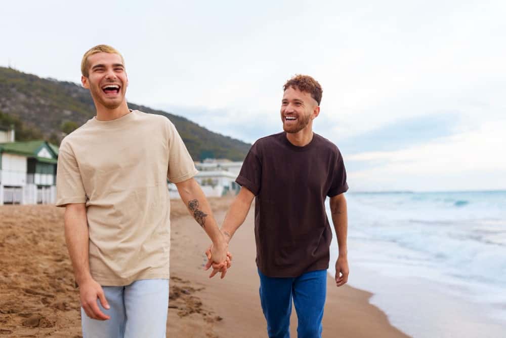 pareja gay paseando